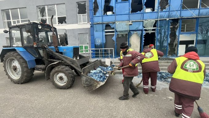 Новини Харкова: комунальники прибирають наслідки нічного удару шахеда